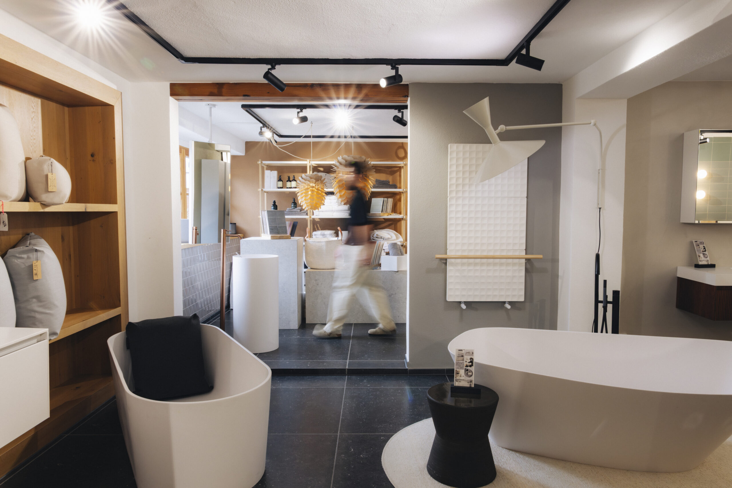 Showroom im Wieser Hof mit Badewannen, Badmöbeln und Fliesenausstellung