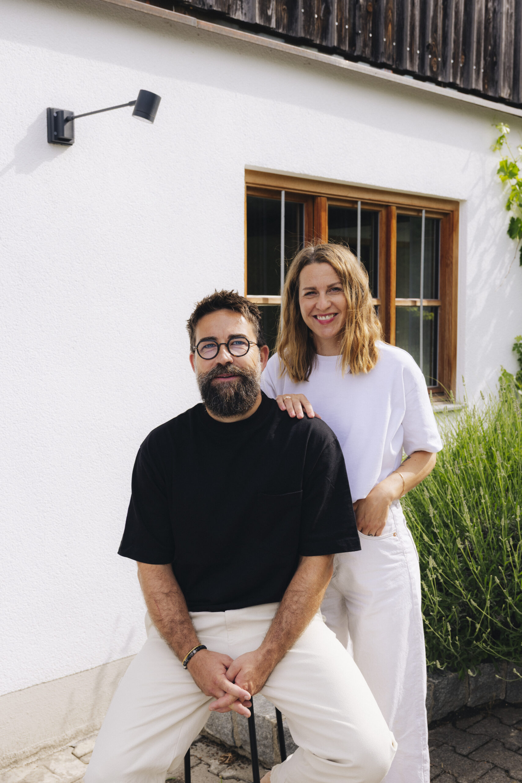 Matthias Fischhaber und Katharina Fischhaber vor Showroom