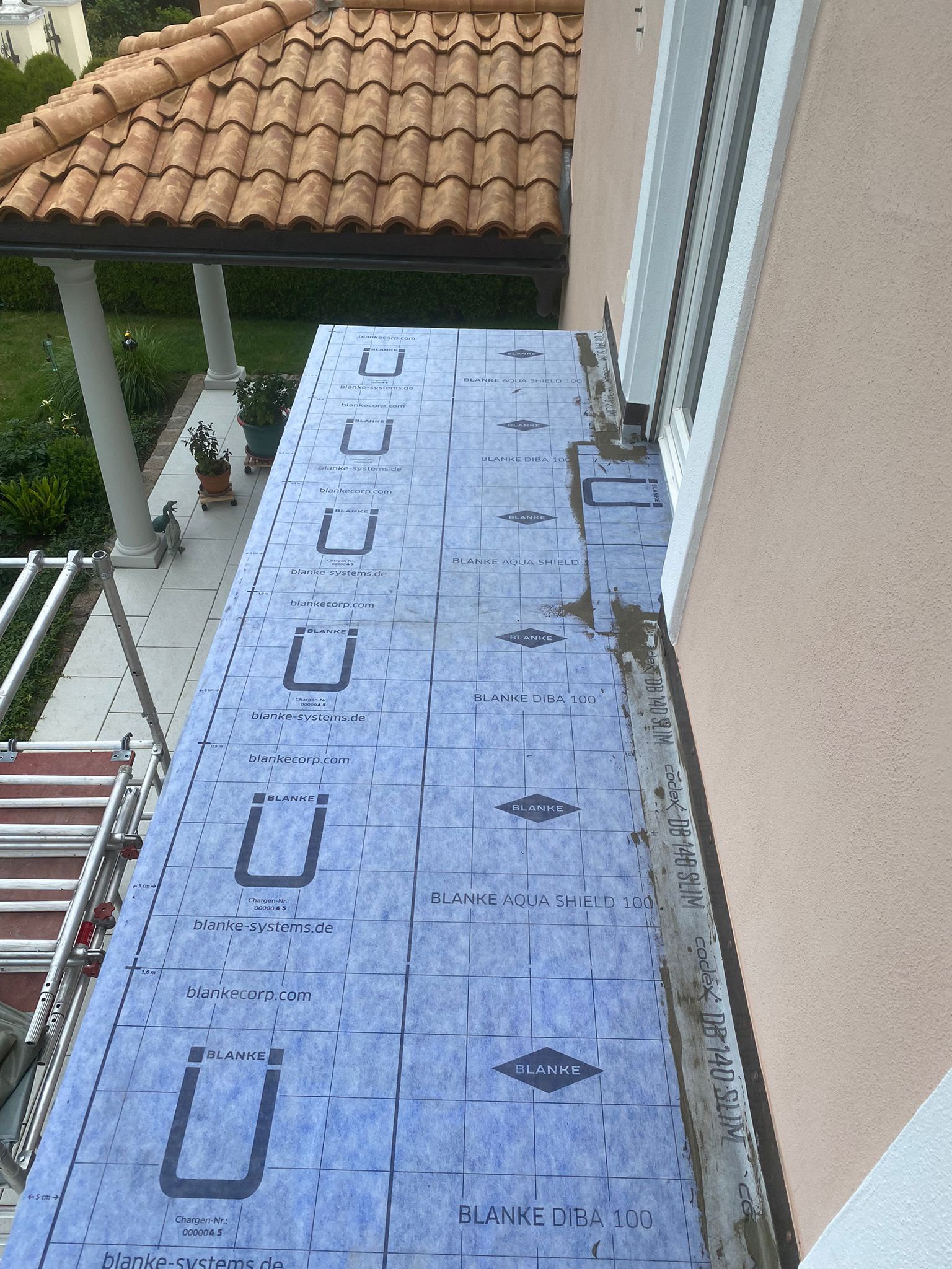 Balkon mit verlegten Bauplatten als Untergrund für den späteren Bodenbelag